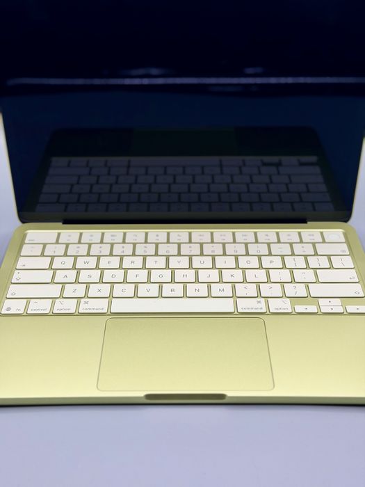 Macbook Neo 13" , 512 GB , 8 GB RAM , A18 PRO, Baterie 100% , 7 Cicluri , Citrus
