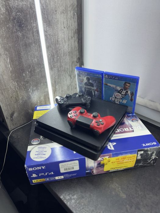 Sony PlayStation 4 (PS4)