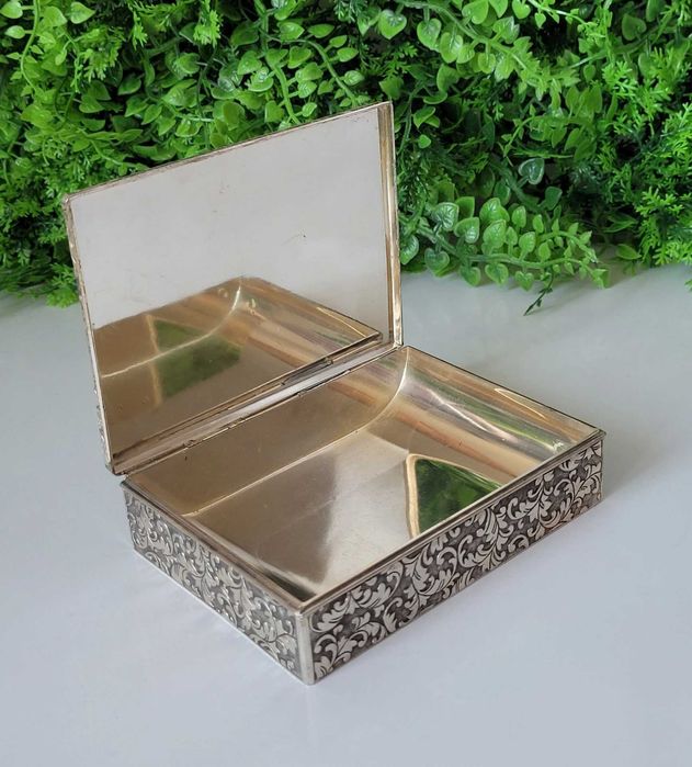 Tabacheră veche sau "trinket-box"