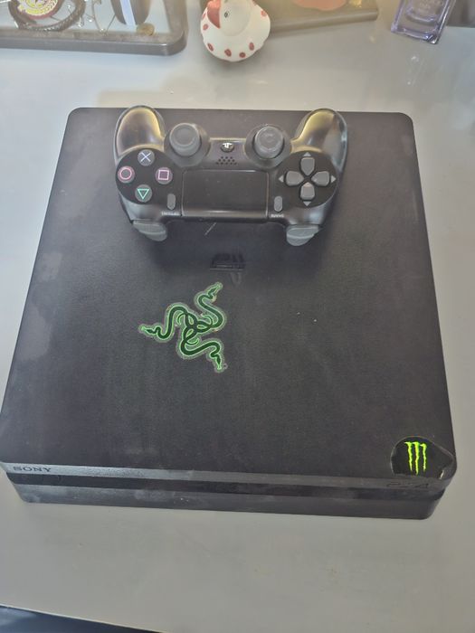 Плейстейшън  4 с един джойстик