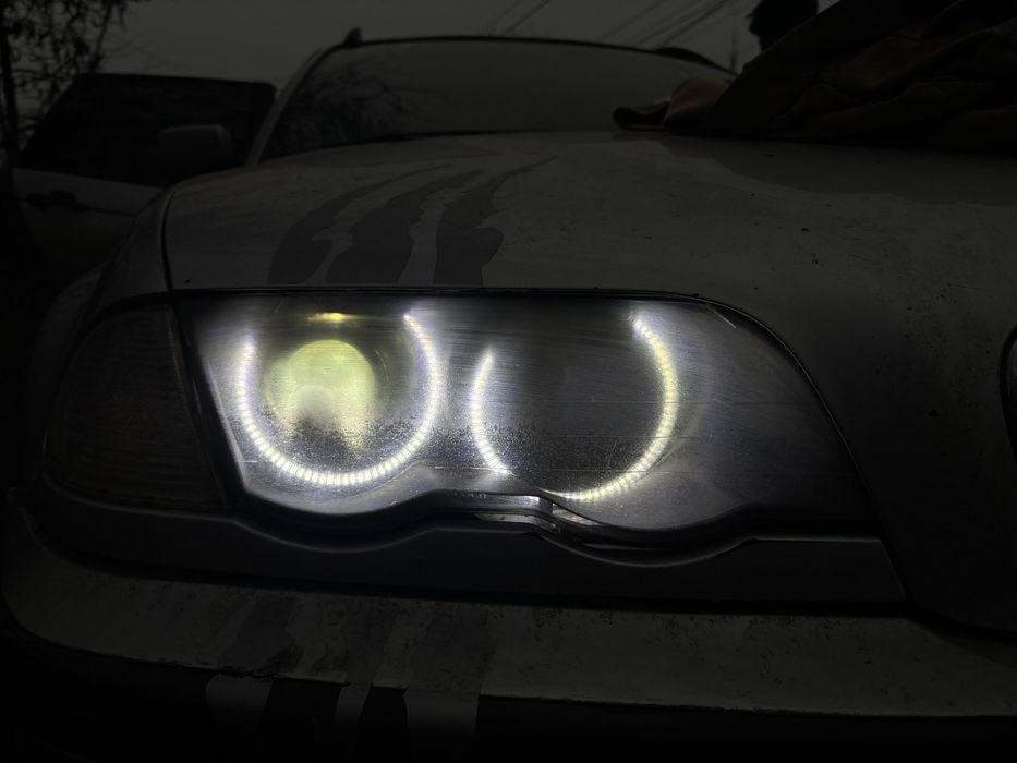 Vând Faruri Bi-xenon cu angel eyes