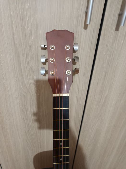 Продам гитару небольшую