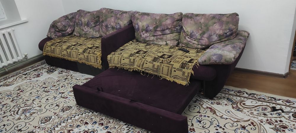 Диван с подушками