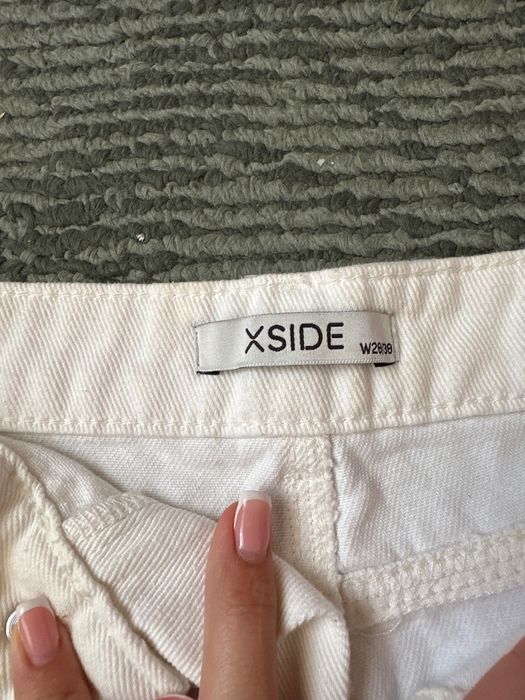 Продават се- червената рокля 20 лв, зелената -30лв, дънките- 15лв