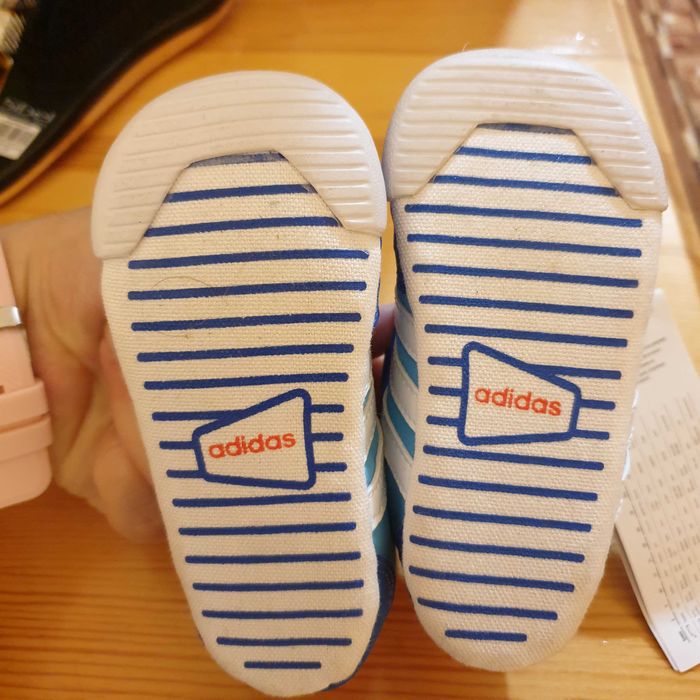 Детски обувки и буйки различни размери