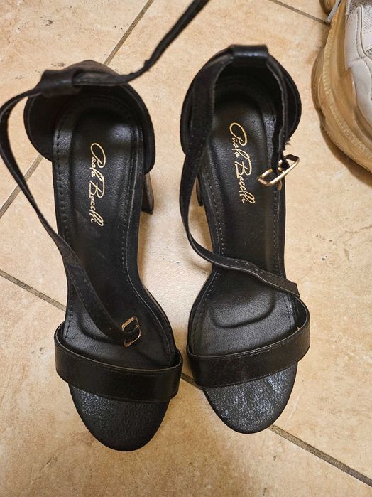 Два чифта обувки спортни и сандали на ток в добро съсътояние