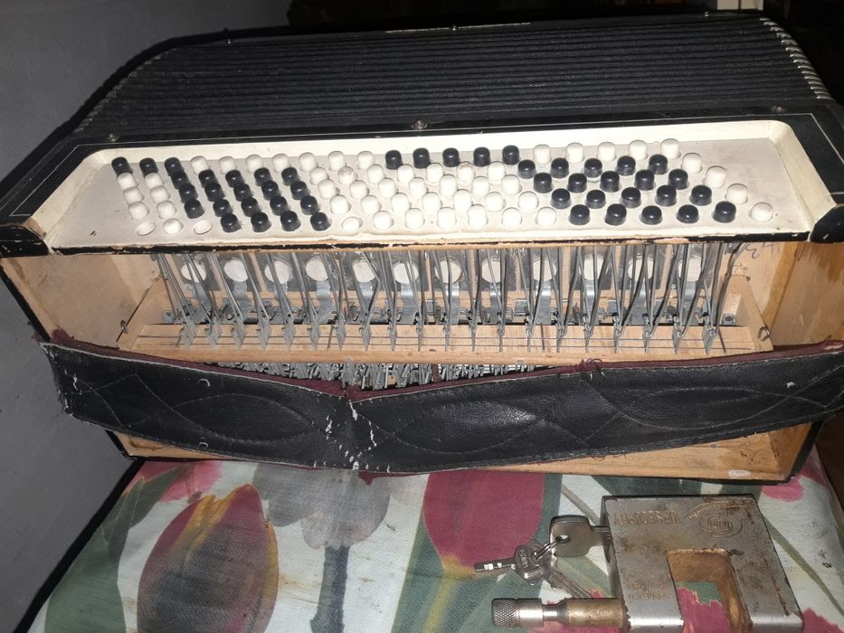 Продам баян б/у..