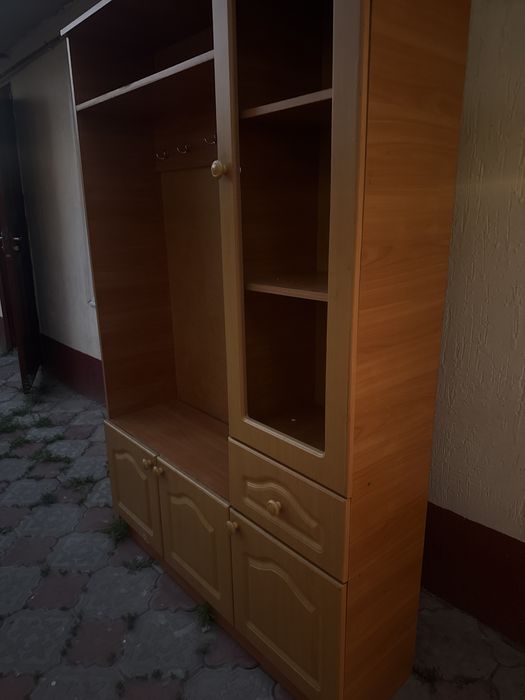 Простой шкаф,без стекла