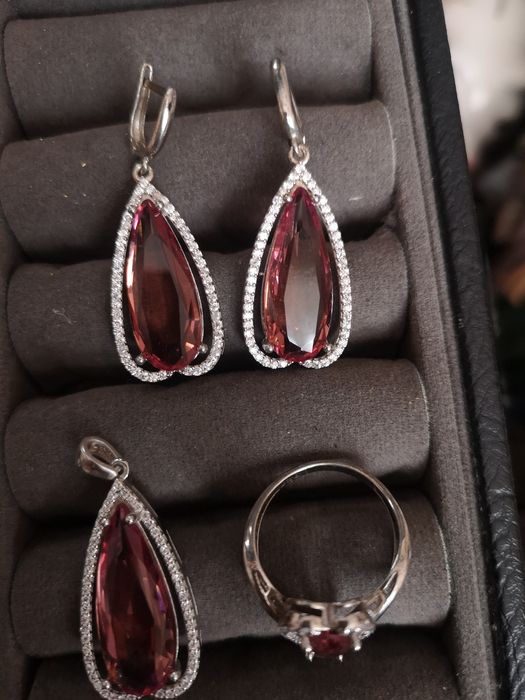 Сребърен комплект със султанит.