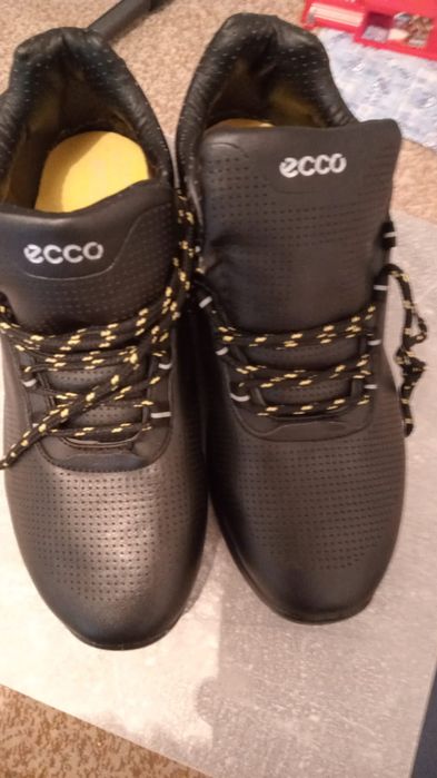 Продам мужские кроссовки