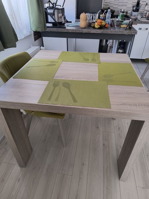 Vând masa extensibila de 10 persoane