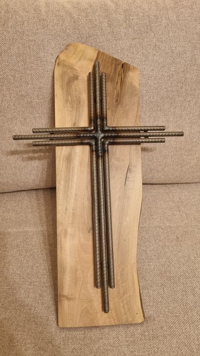 Vând cruce din metal și lemn