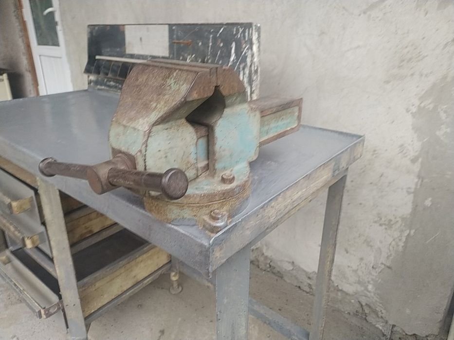 Сотилади. Верстак стол тискиси билан