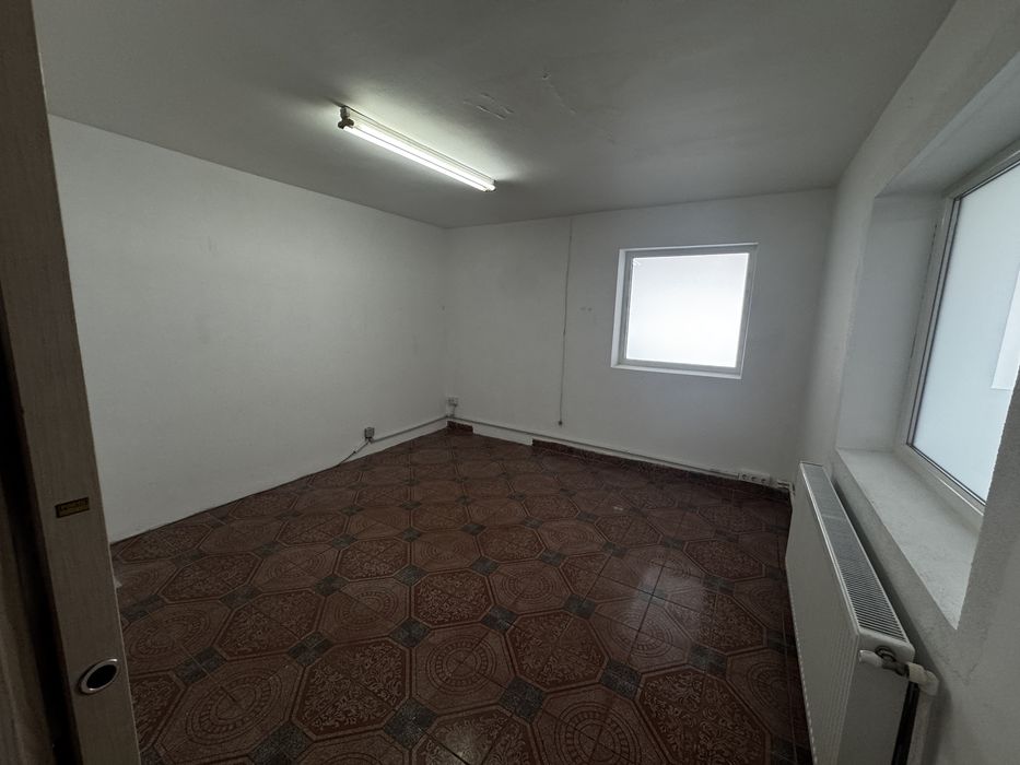 DE ÎNCHIRIAT,  spatiu comercial 200 mp . Str. Cocorilor Arad.