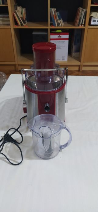 Vând storcător de fructe și legume