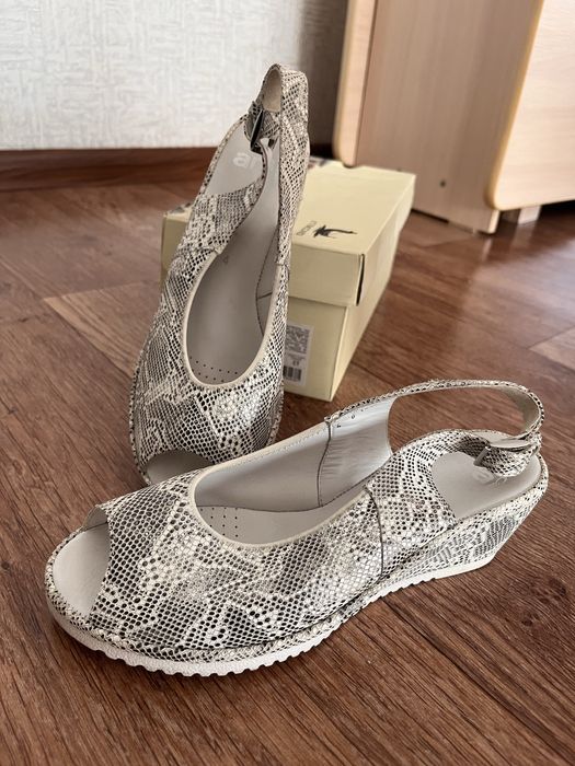 Женские босоножки