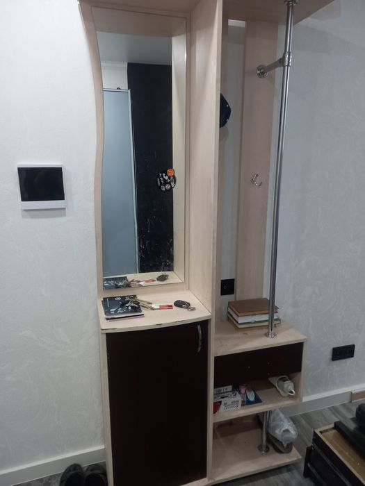 Продам прихожую,  шкаф, зеркало