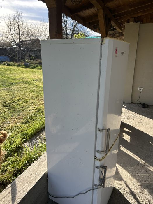 Хладилник с фризер.