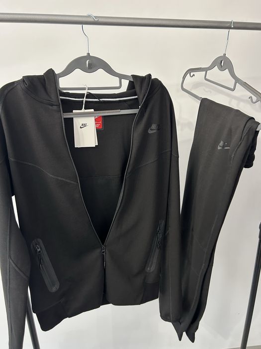 Nike tech negru.