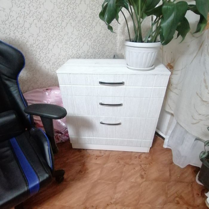 Продам кровать, комод, тумбу.