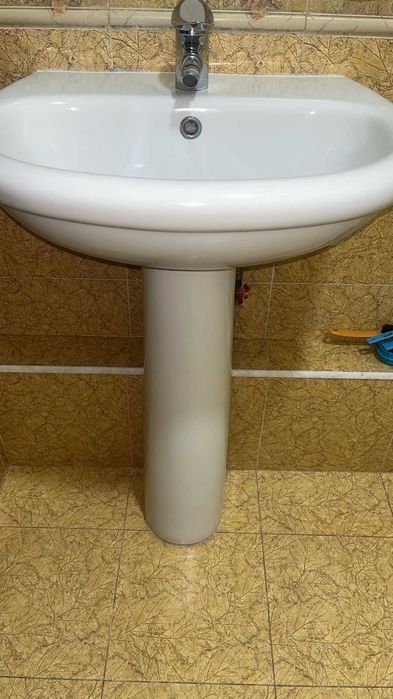 Продам раковины 2 шт с пьедесталом и смесителем в отличном состоянии.