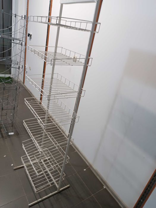 Метални стелажи за магазин