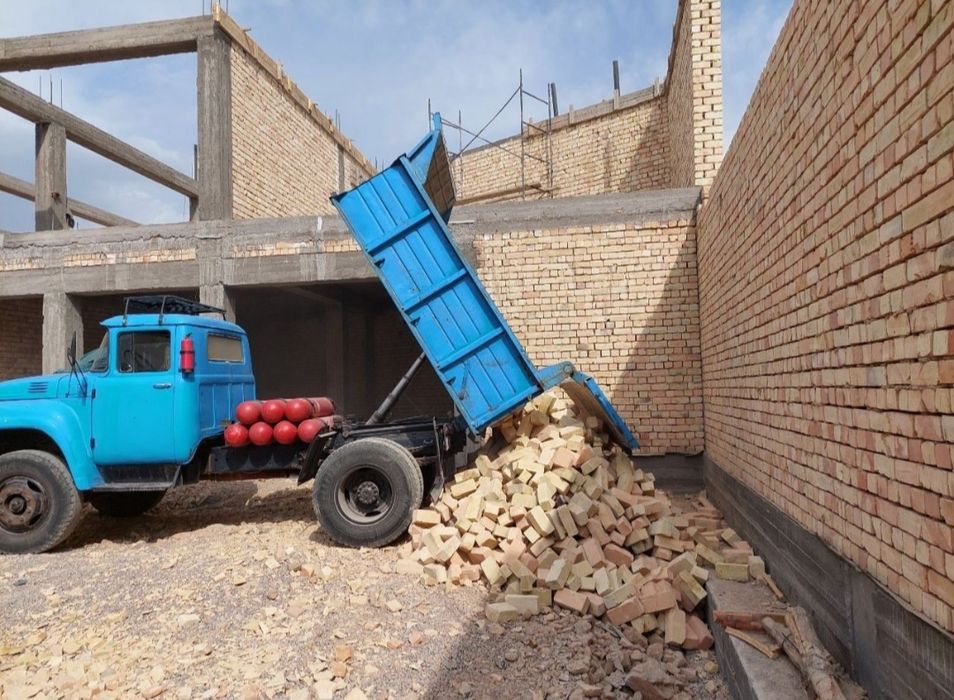 Xom va pishgan gishtlar bor