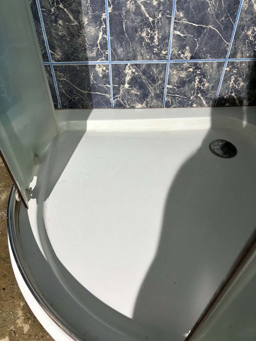 Cabină de duș semirotundă pe colț + cădiță