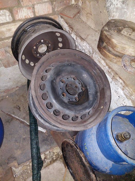 50лв за всички 4бр джанти с тасове и гуми + още един комплект джанти