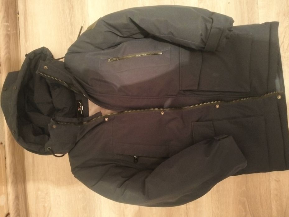 Продам пуховик зимний Moncler