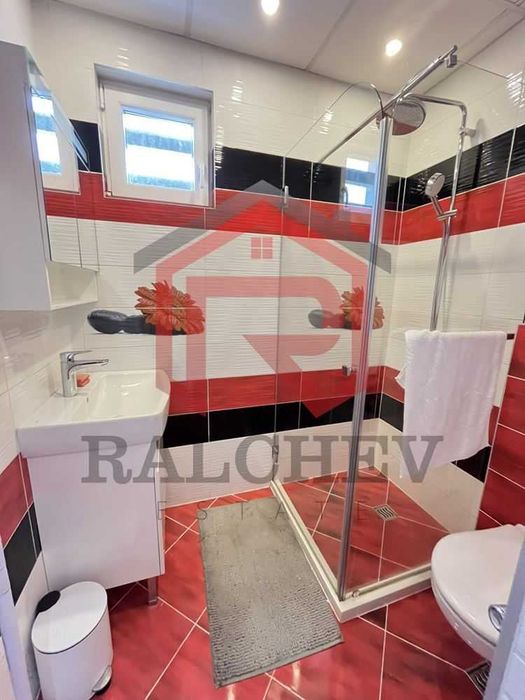 Тристаен апартамент с Морска панорама / Общината