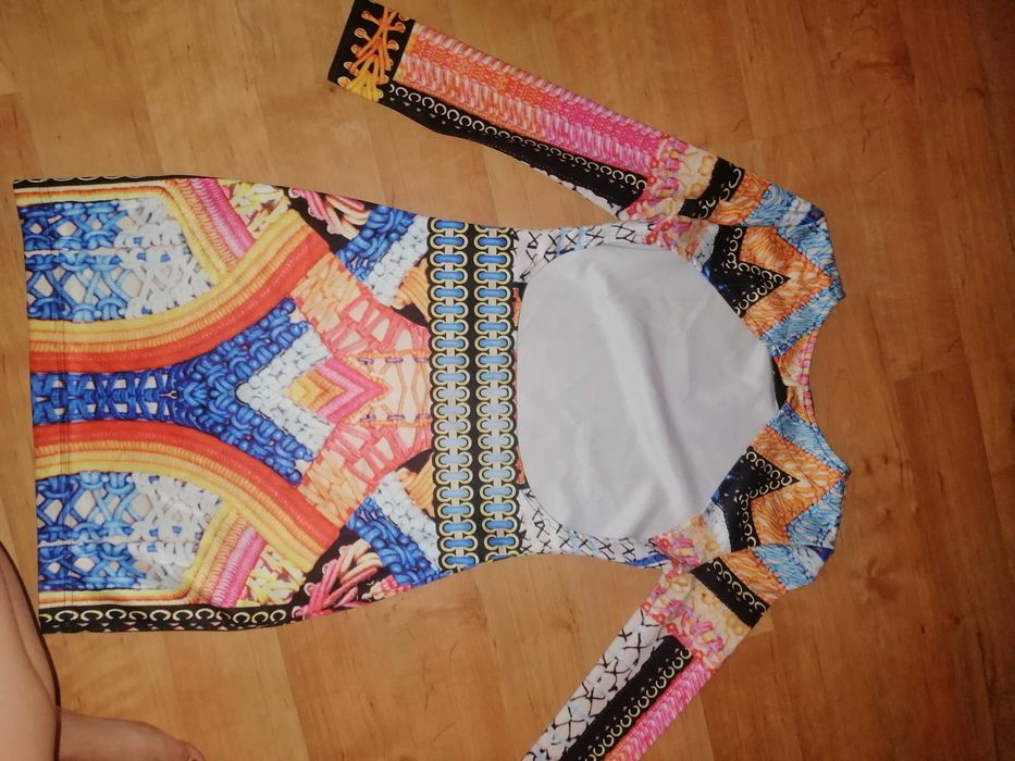 Къса рокля с гол гръб