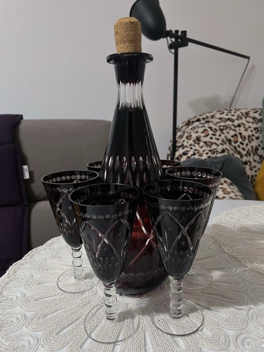 Sticlă și 6 pahare rubin