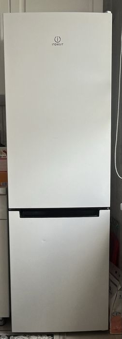 Холодильник ( INDESIT )