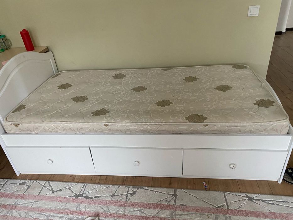 Кровать с матрасом