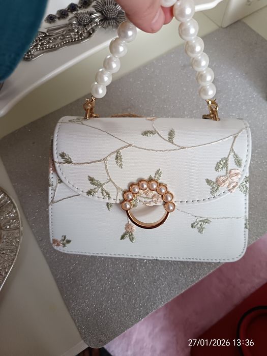 Poșetă albă micuță