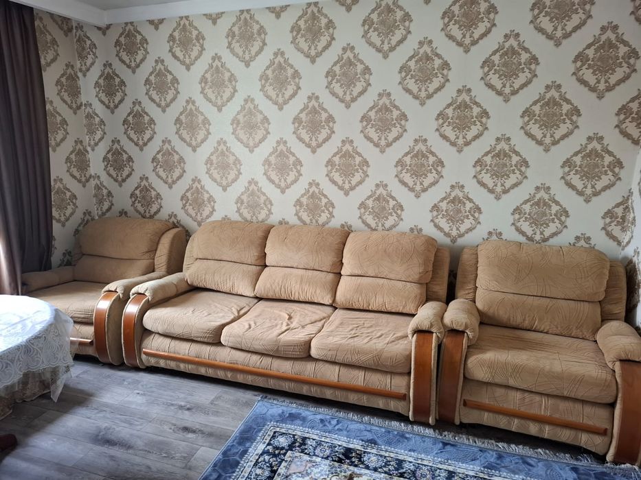 Диван и телевизор