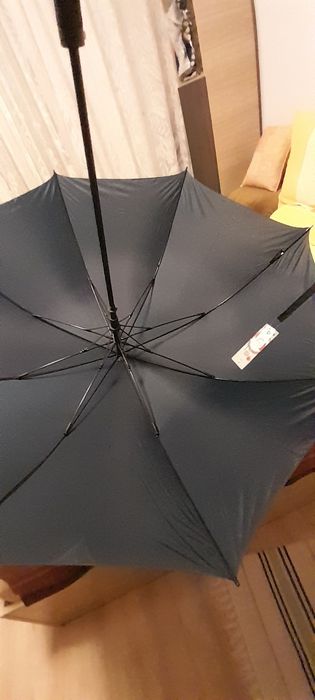 Продавам голям чадър за дъжд