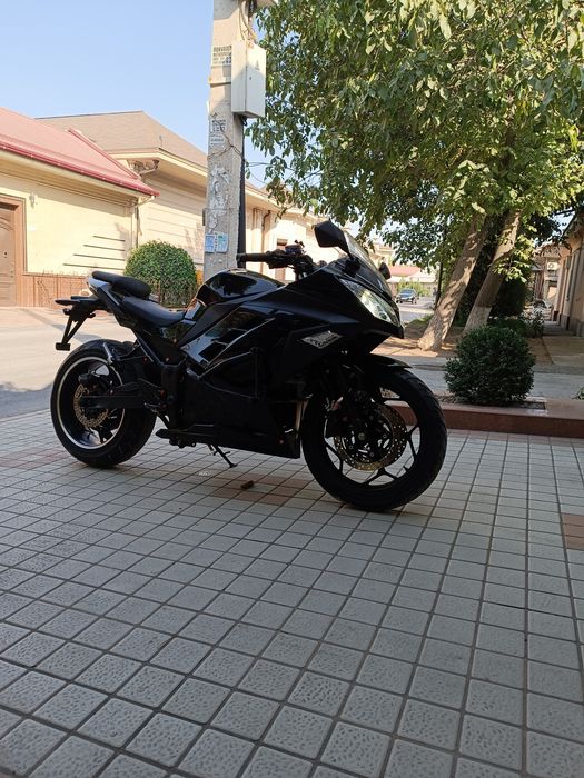 Продаю Kavasaki 8000 watt машьный электробайк запас хода 200км.