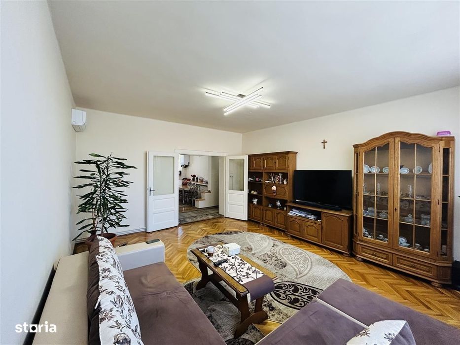 Casa de vanzare – 4 camere, demisol amenajat, curte – Piata Cluj