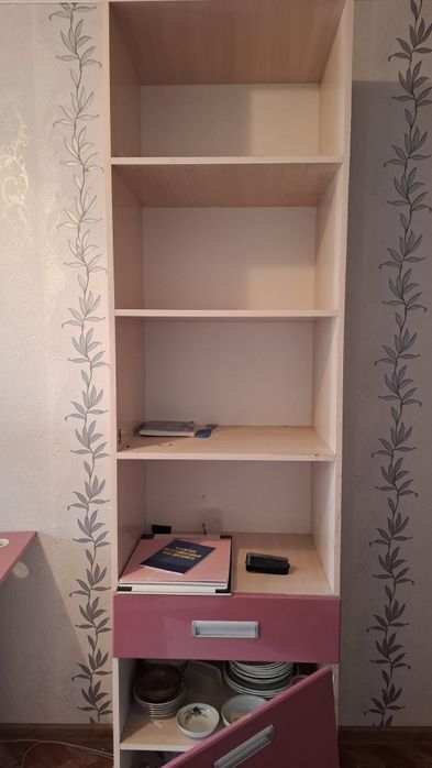 Продаётся шкаф, стол, кровать