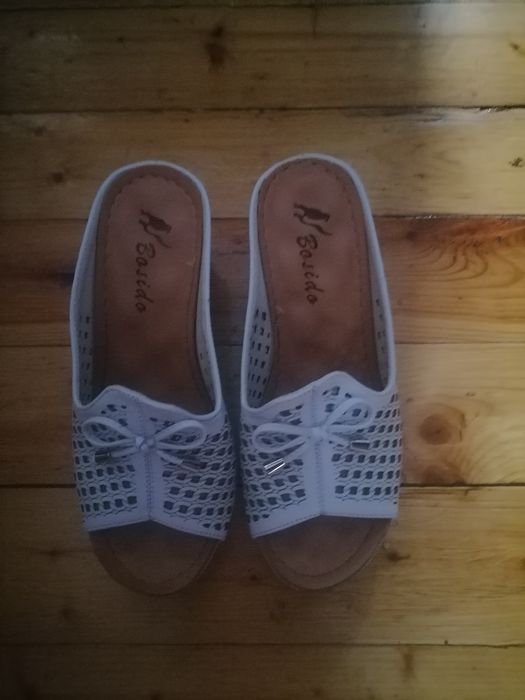 Продавам официални чехли