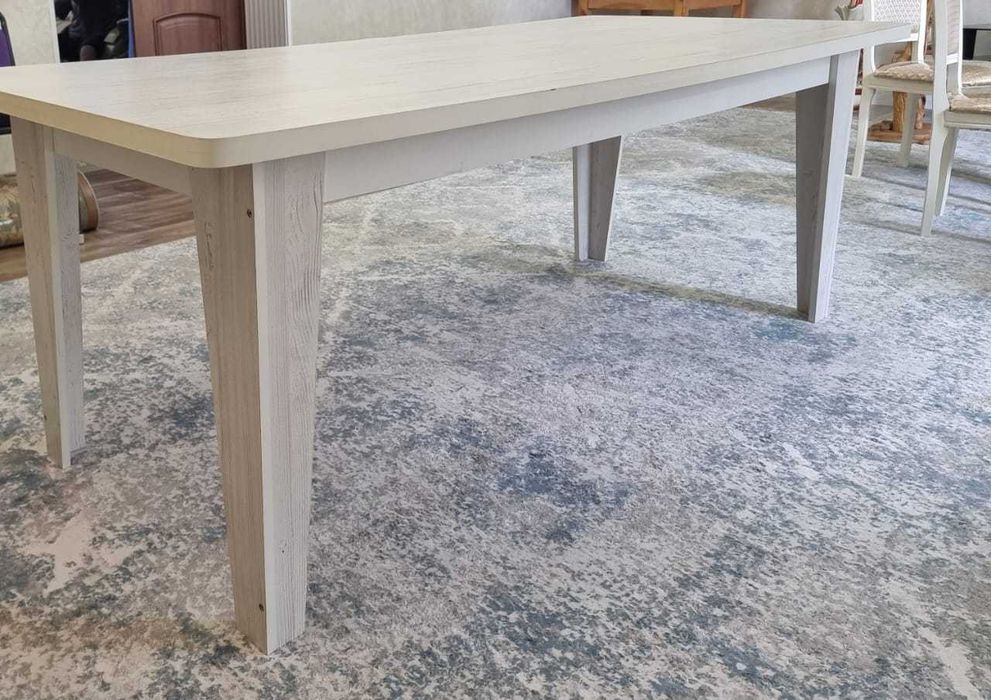 стол для гостей дома