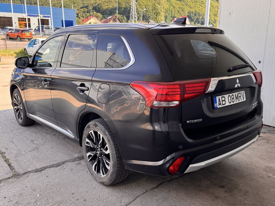 Mitsubishi Outlander 2.0 Hybrid 2016 avariat lovit