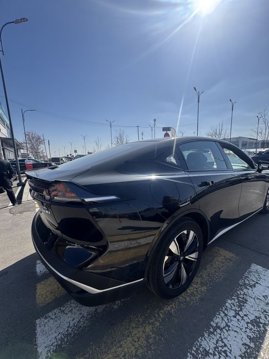 Deepal Sl03 2025yili oq va qora ranglari mavjud