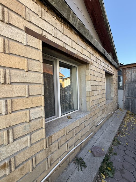 Продаеться дом, конюшня, коровник