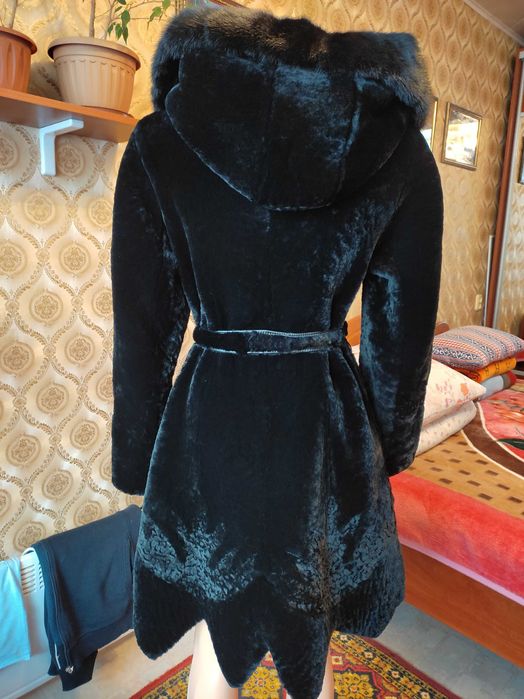 Шуба из мутона со вставками норки