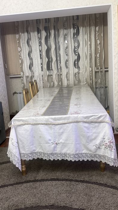 Стол и стулья для гостинной