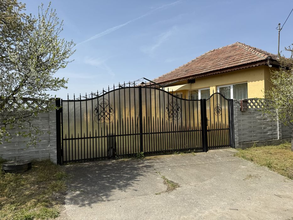 Teren intravilan 1.090mp – 15-20 ml deschidere – toate utilitățile – ideal pentru casă sau investiție. Construcție existentă. La 10 minute de Craiova