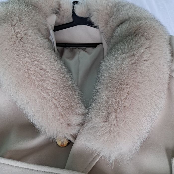 Луксозно палто от кашмир и сваляща яка от лисица.